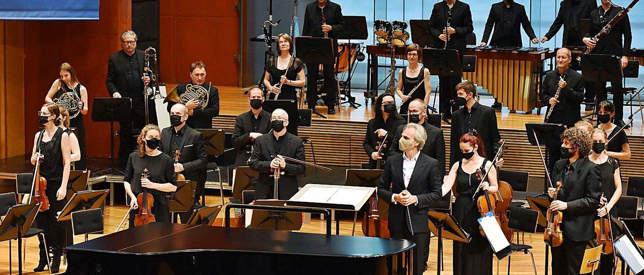 Pedro Halffter y los integrantes de la Orquesta de Cámara de Basilea saludan tras el concierto en el Auditorio.  | | LP/DLP