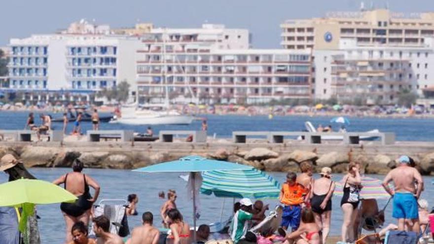 La façana construïda davant les platges de Roses.