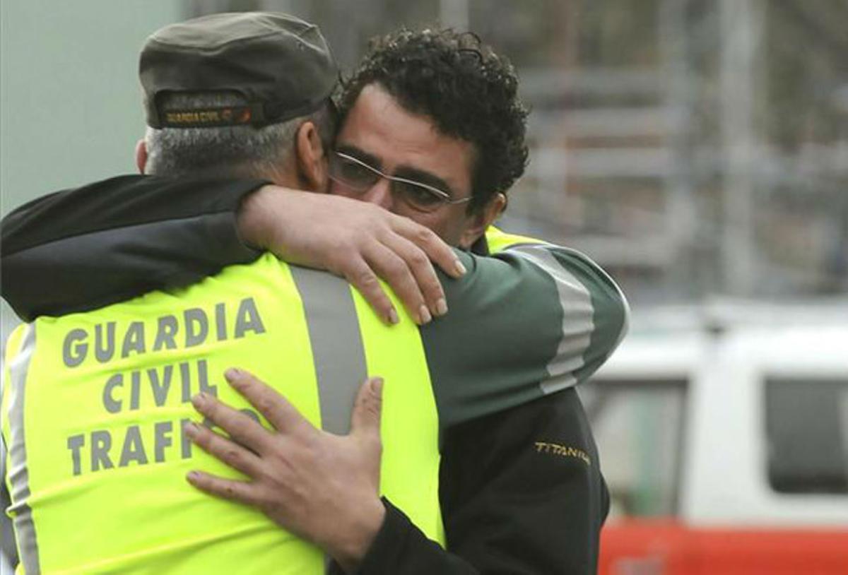 Un agent de la Guàrdia Civil abraça a un home als voltants del Pozo Emilio del Valle.