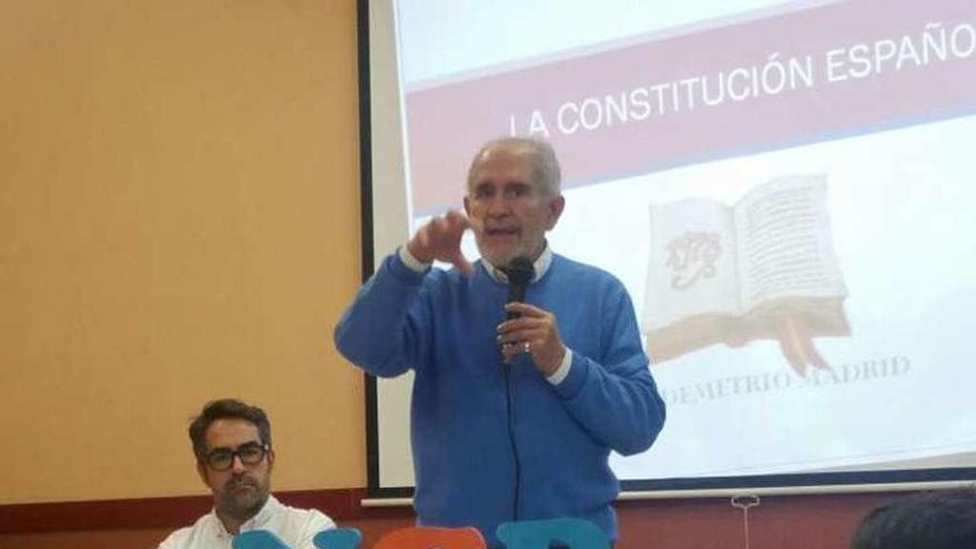 Demetrio Madrid en el Colegio Nuestra Señora del Rocío. A la derecha, San Damián, Martín Pozo y Barrios durante el acto en defensa de la Constitución.