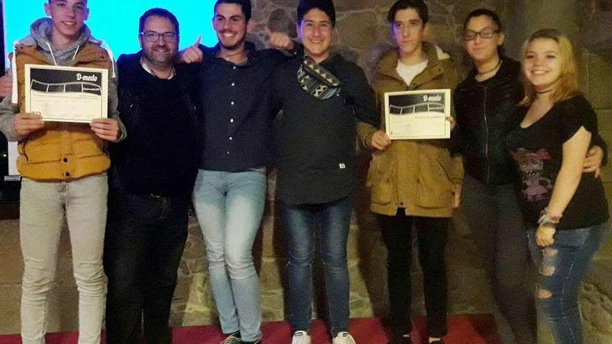 Los alumnos premiados del IES de Barro, junto a Toño Pena. // FdV