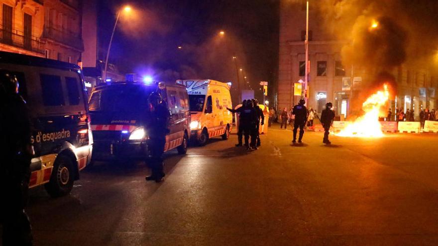 Diverses furgones dels Mossos i una ambulància al centre de Barcelona durant els aldarulls el dia 1/10/2020