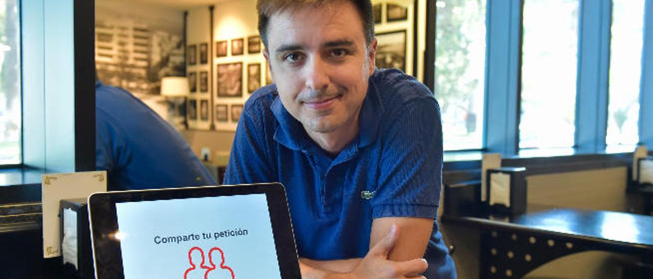 José Antonio Ritoré trabaja en una cafetería tras finalizar su charla en el Insular I del Cabildo de Gran Canaria.