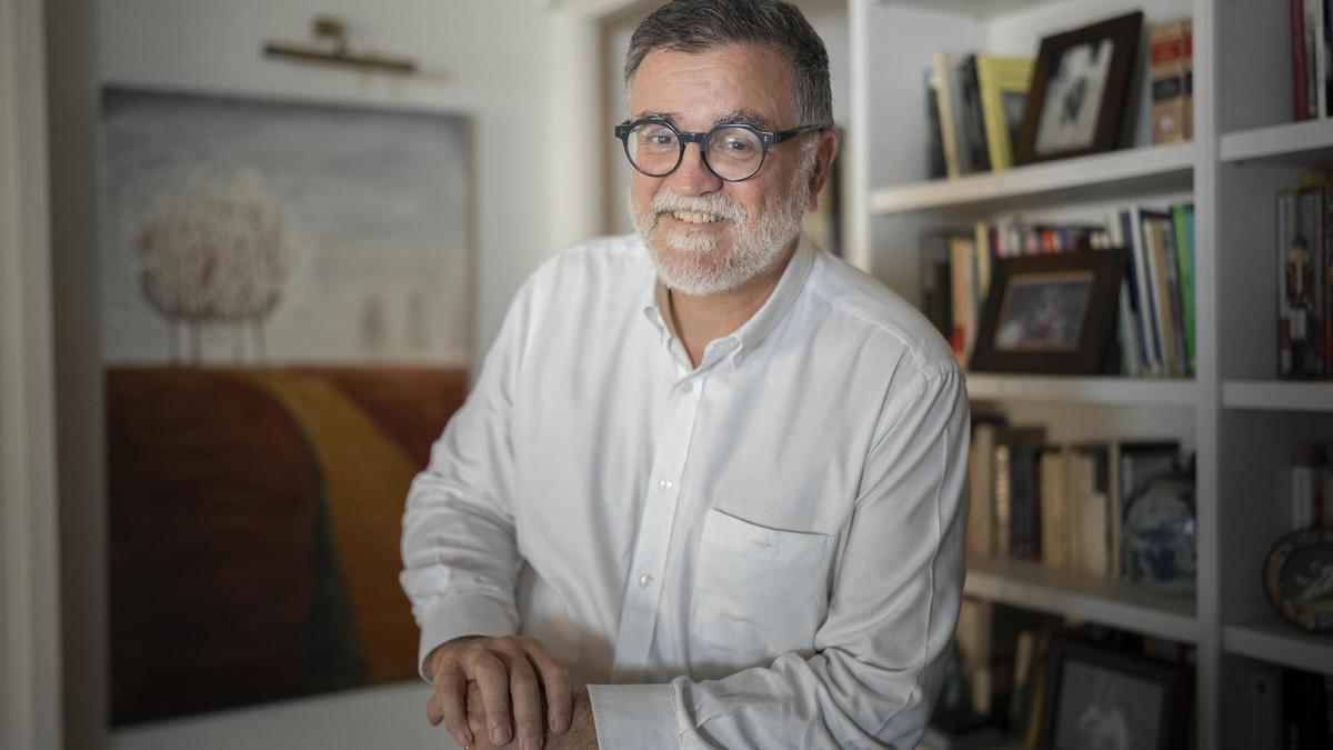 El psiquiatra Enric Armengou, autor del libro sobre suicidio juvenil 'Romper el silencio', en su consulta de Barecelona.