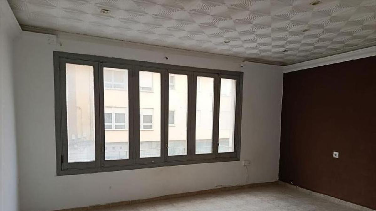 Las imágenes de la vivienda: Un piso de tres habitaciones a 350 metros de la playa sale a la venta por 105.000 euros