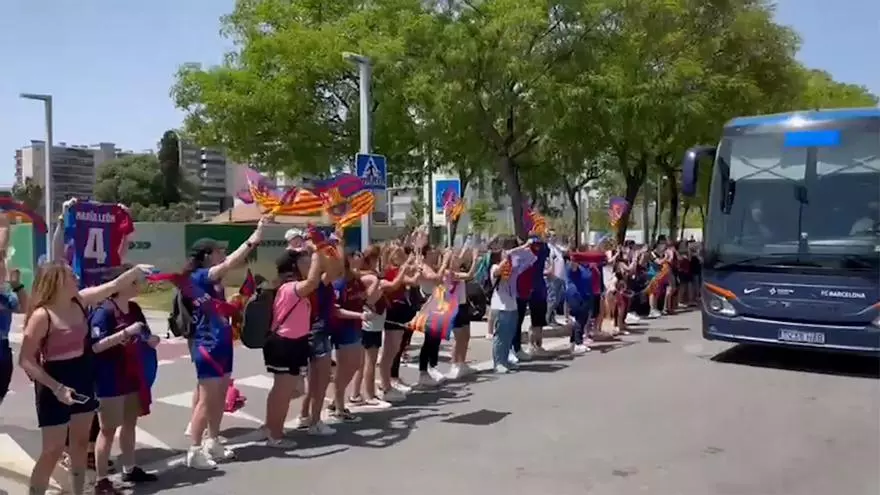 Las jugadoras del Barça, aplaudidas y vitoreadas por la afición a su llegada de Turín