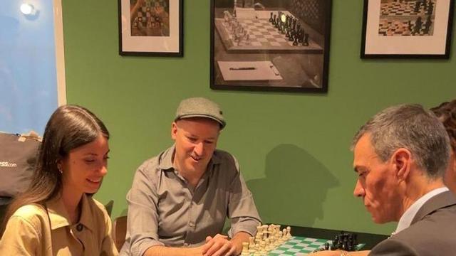 Alba de Lomas, campeona de Cataluña de ajedrez, durante la partida del jueves contra Pedro Sánchez en el Gambit Café de Madrid.