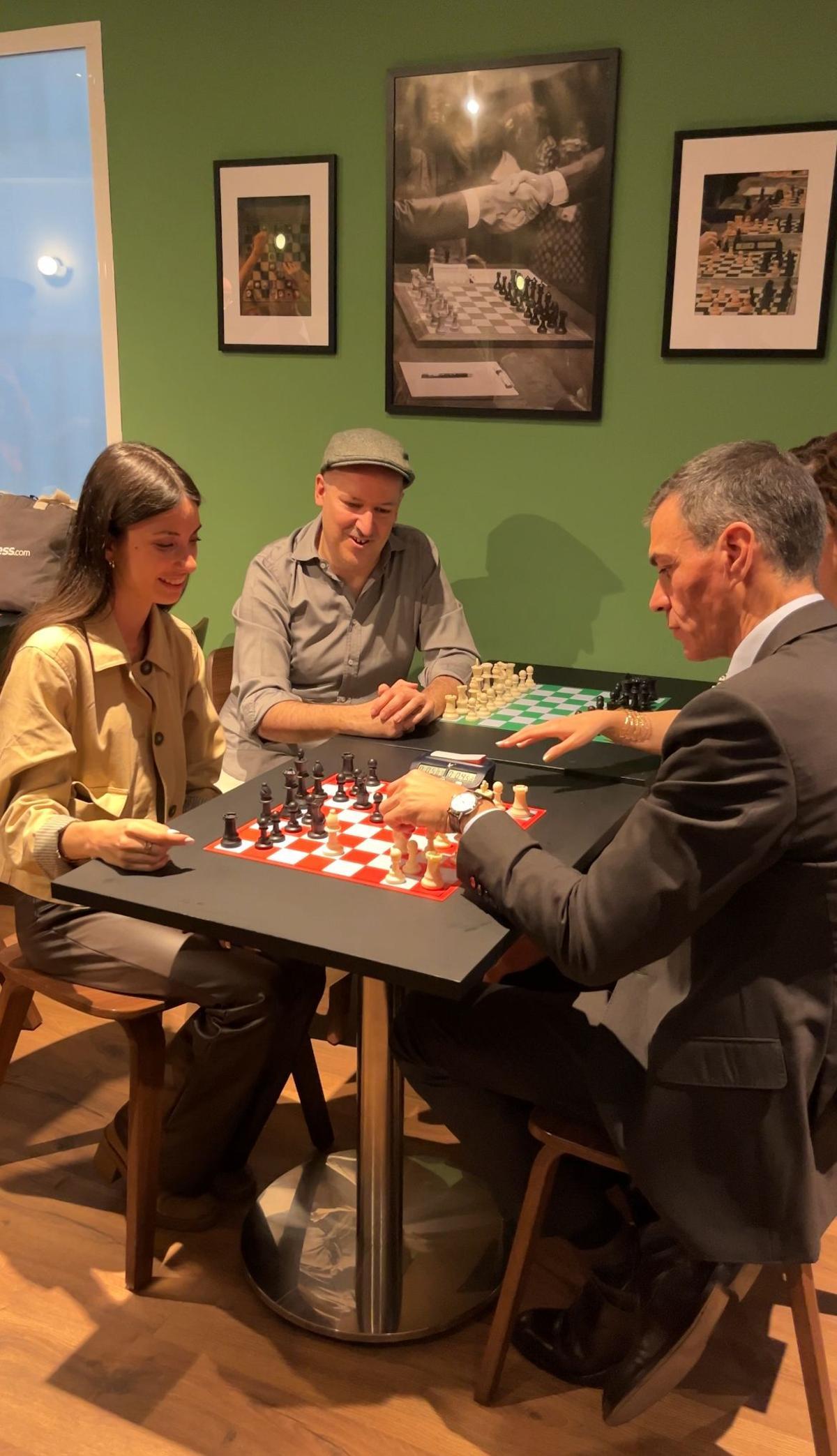 Alba de Lomas, campeona de Catalunya de ajedrez, durante la partida del jueves contra Pedro Sánchez en el Gambit Café de Madrid.