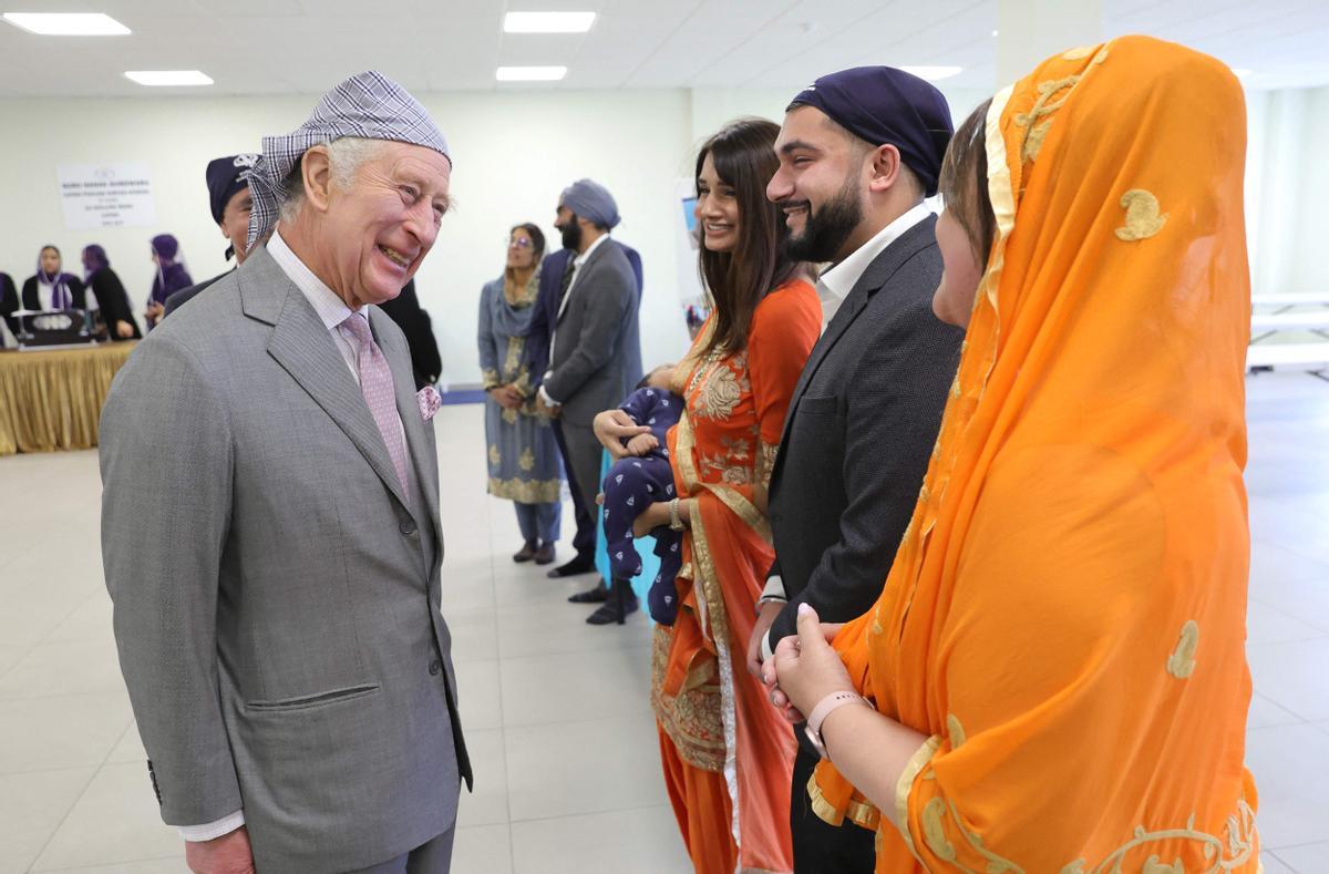 El Rey Carlos III visita el Guru Nanak Gurdwara Luton, donde se brinda enseñanza y práctica religiosa sij para todos los miembros de la comunidad y proporciona servicios sociales voluntarios para los ancianos, jóvenes y otros grupos de la comunidad.