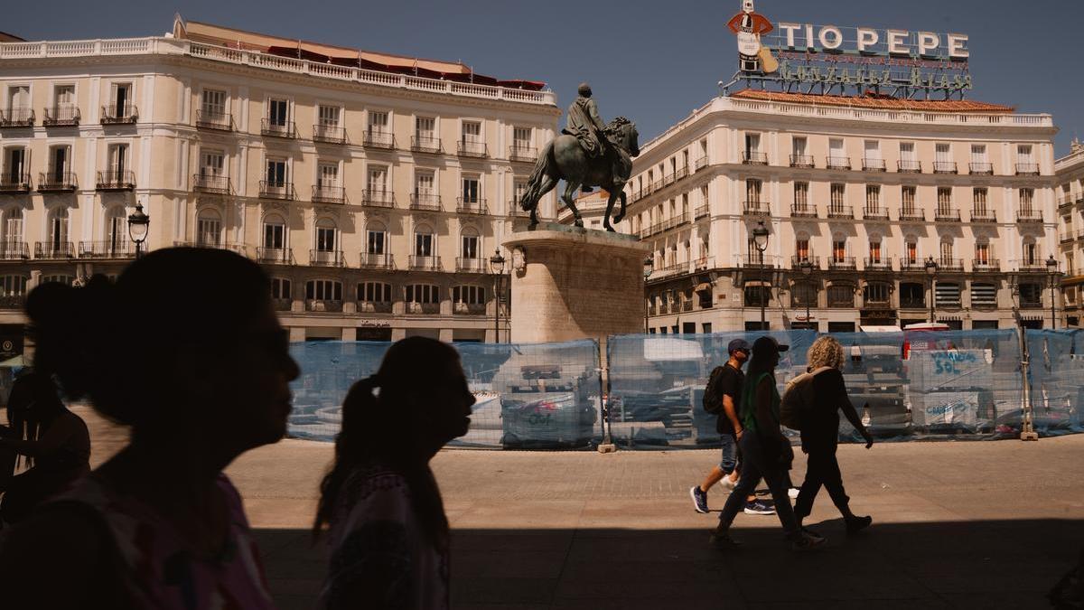 La escultura de Carlos III de la Puerta del Sol, vallada por las obras.