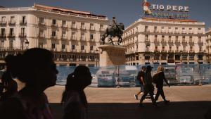 La escultura de Carlos III de la Puerta del Sol, vallada por las obras.