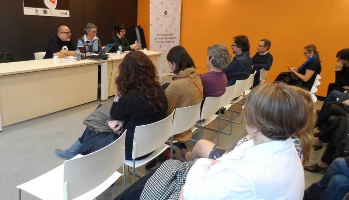 Murias: "Asturias es una isla en el sector literario"