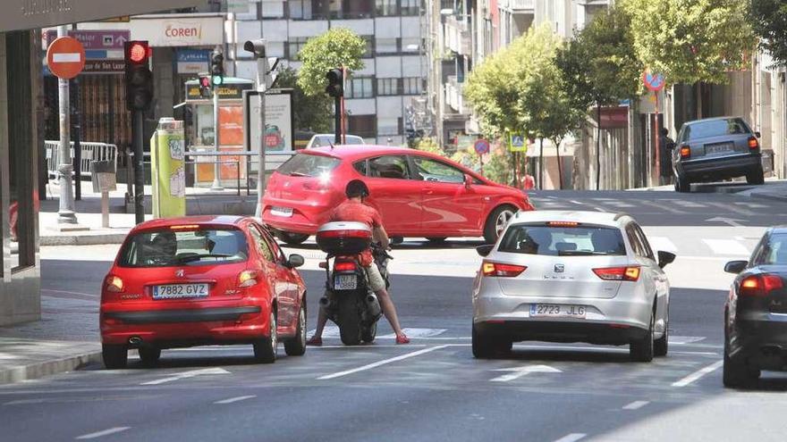 Vehículos en circulación por el centro de Ourense. // Iñaki Osorio