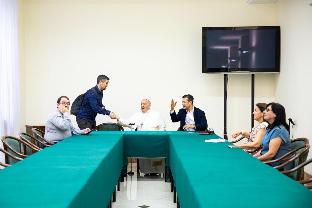 El redactor jefe de Vida Nueva, el tinerfeño Rubén Cruz, en la recepción que le ofreció el papa Francisco.