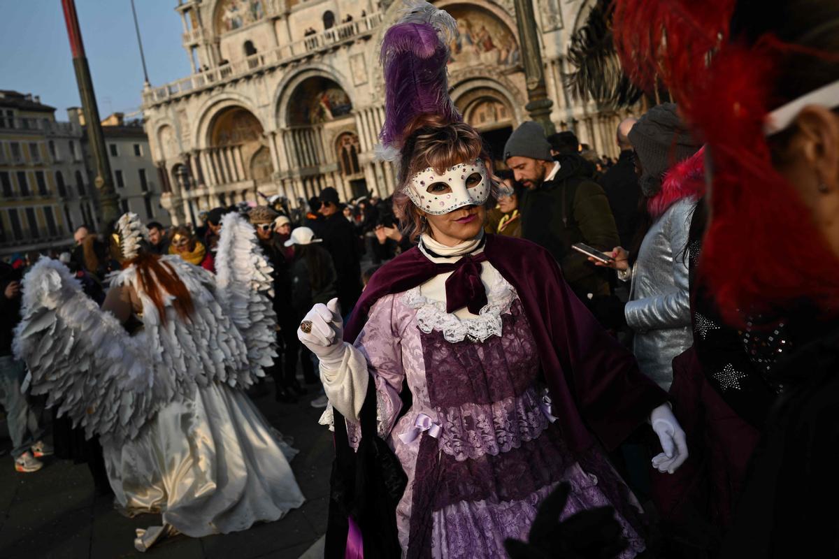 Trajes tradicionales desfilan durante el carnaval de Venecia