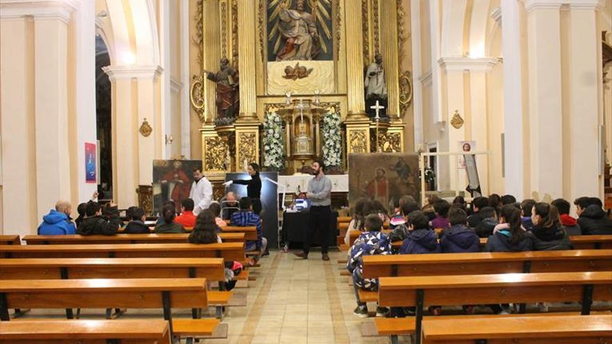Los escolares visitan la restauración de tres obras de la Iglesia