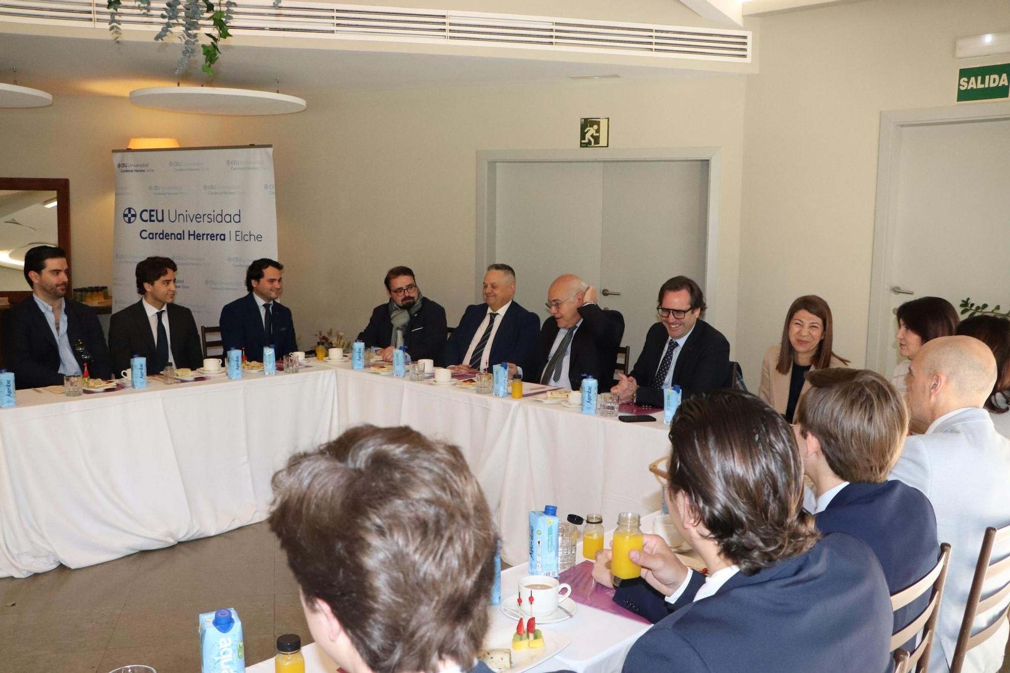 Alumnos del Plan de Excelencia del CEU de Elche en un desayuno de trabajo con el juez del Tribunal Supremo Pablo Llarena