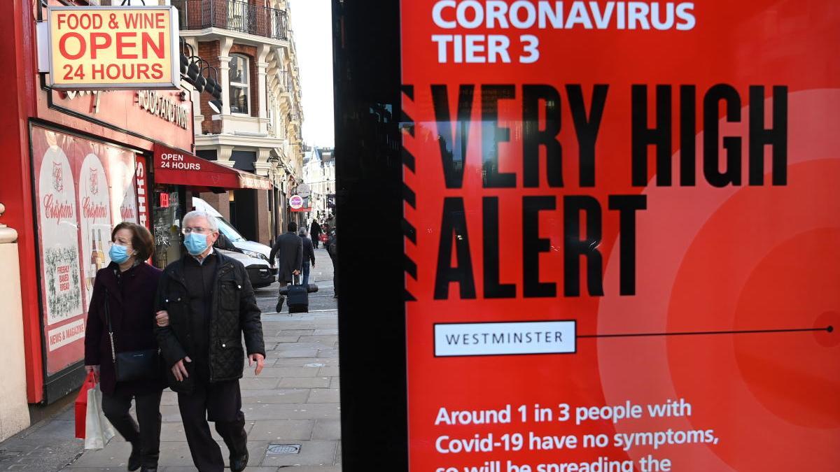 Una pareja camina por Londres, en máxima alerta por coronavirus