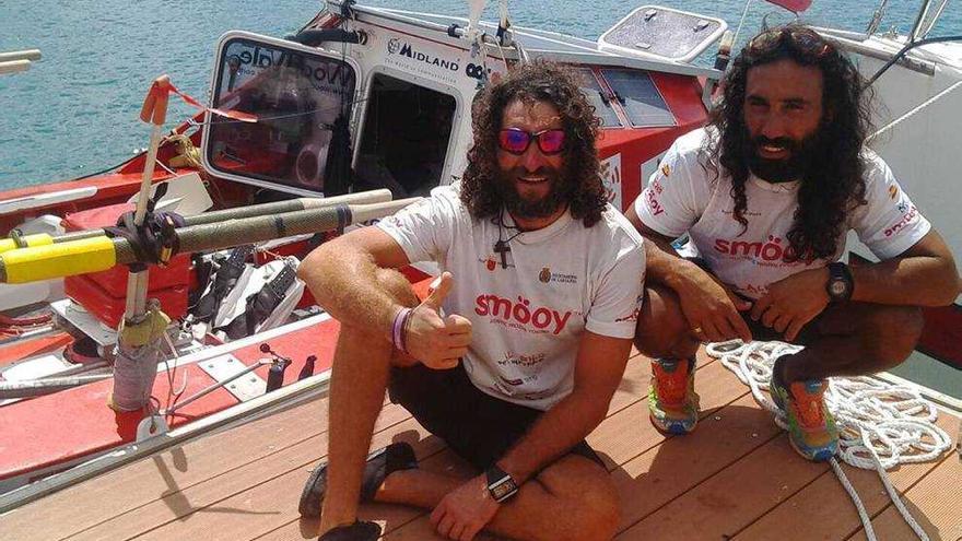 Emilio  Hernández y Pepe González, tras llegar a la isla caribeña La Martinica.