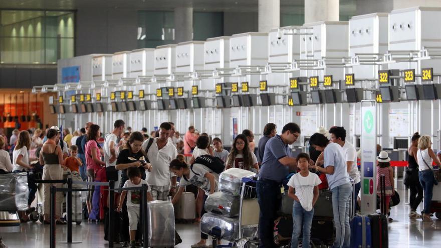 Viajeros en el aeropuerto de Málaga