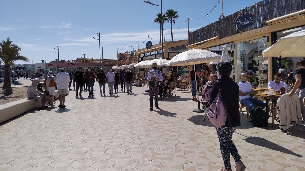 Los vecinos y residentes han llenado paseos marítimos (en la imagen, el del Arenal de Xàbia) y han cumplido las normas