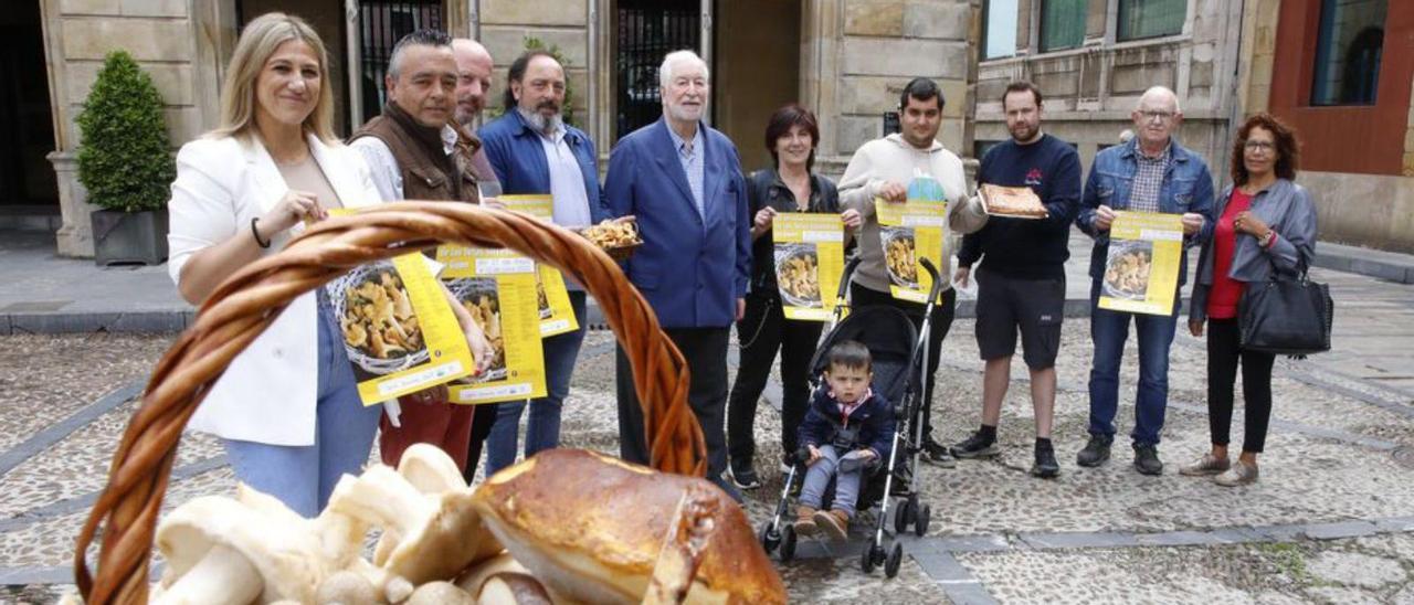 Por la izquierda, Lorena Díaz, Emilio Rubio, Andrés Alonso, José Manuel Alonso, Kenneth Pettit, Marta Ramírez, Álvaro Fernández, Miguel Ferrero, Gonzalo García y Candelaria de León, ayer, en la plaza Mayor. | Á. González