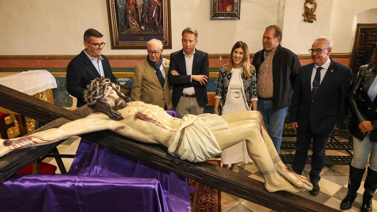 El alcalde contempla el estado de la talla junto a representantes de la cofradía.