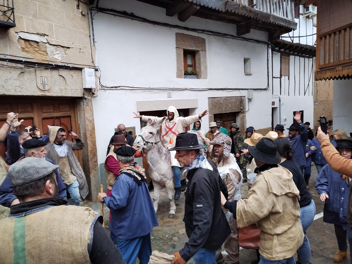 Galería | La misteriosa tradición del Pero Palo llena Villanueva de la Vera
