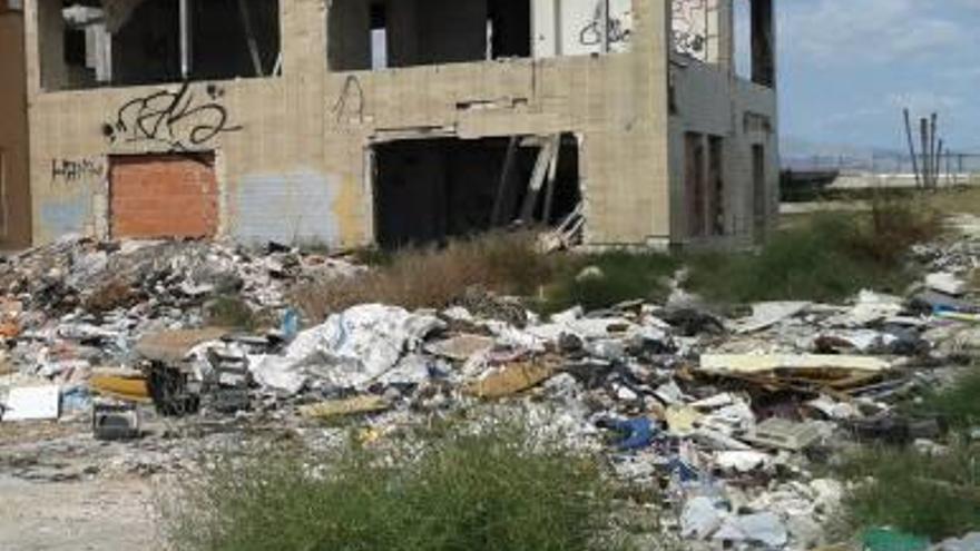Vecinos de Callosa denuncian una nave abandonada con techos de uralita