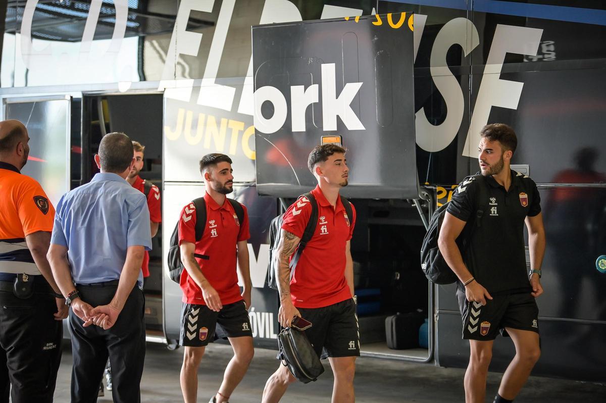Los jugadores del Eldense bajan del autocar con el que realizan los desplazamientos por carretera.