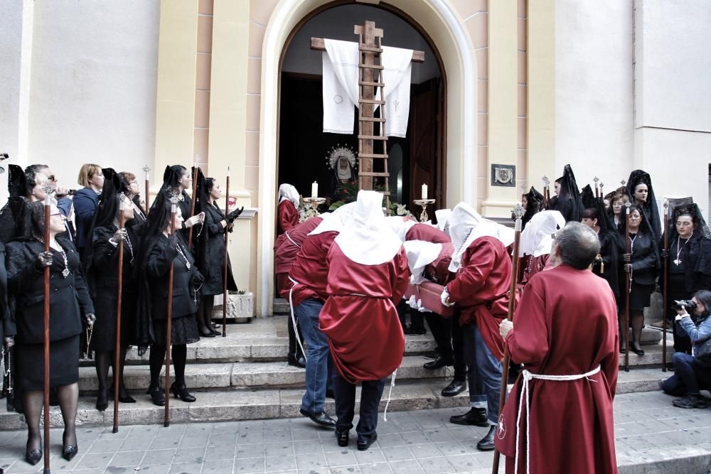 Las procesiones del Viernes Santo emocionan a miles de alicantinos