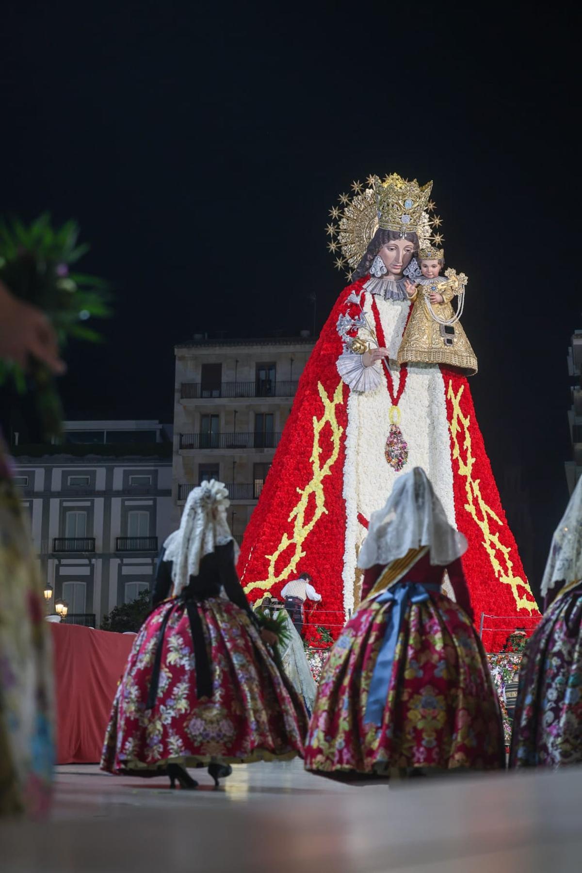 El manto de la Virgen ya luce su espíritu por la paz