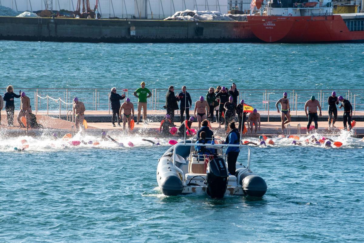 A Coruña desafía al frío y al mar para visibilizar la ELA