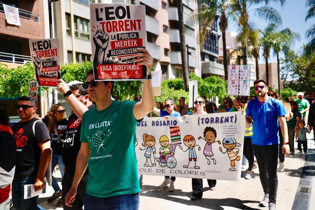 Cerca de 500 personas marchan en Torrent para defender la educación pública