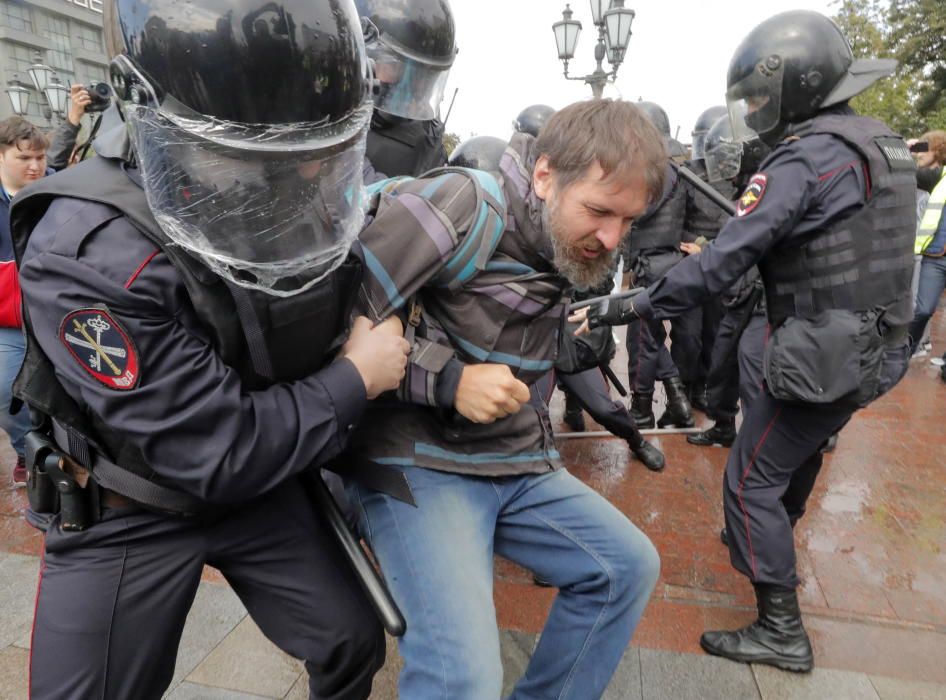 Cientos de detenidos en una protesta en Moscú.