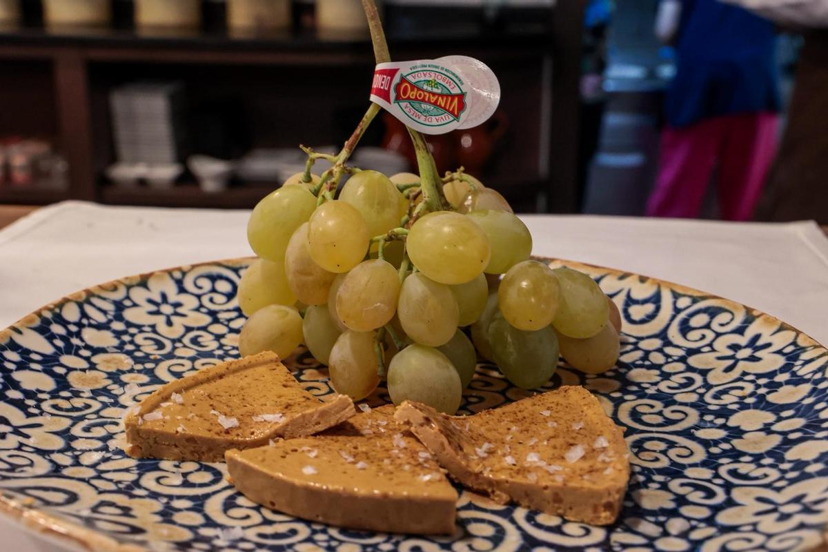 Stone-grilled Jijona nougat with flakes of Mediterranean salt and Bagged Table Grapes DO Vinalopó de Agost.