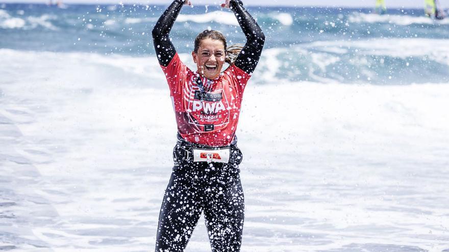 Lina Erpenstein impone su ritmo en la primera jornada de la competición de windsurf Tenerife World Cup