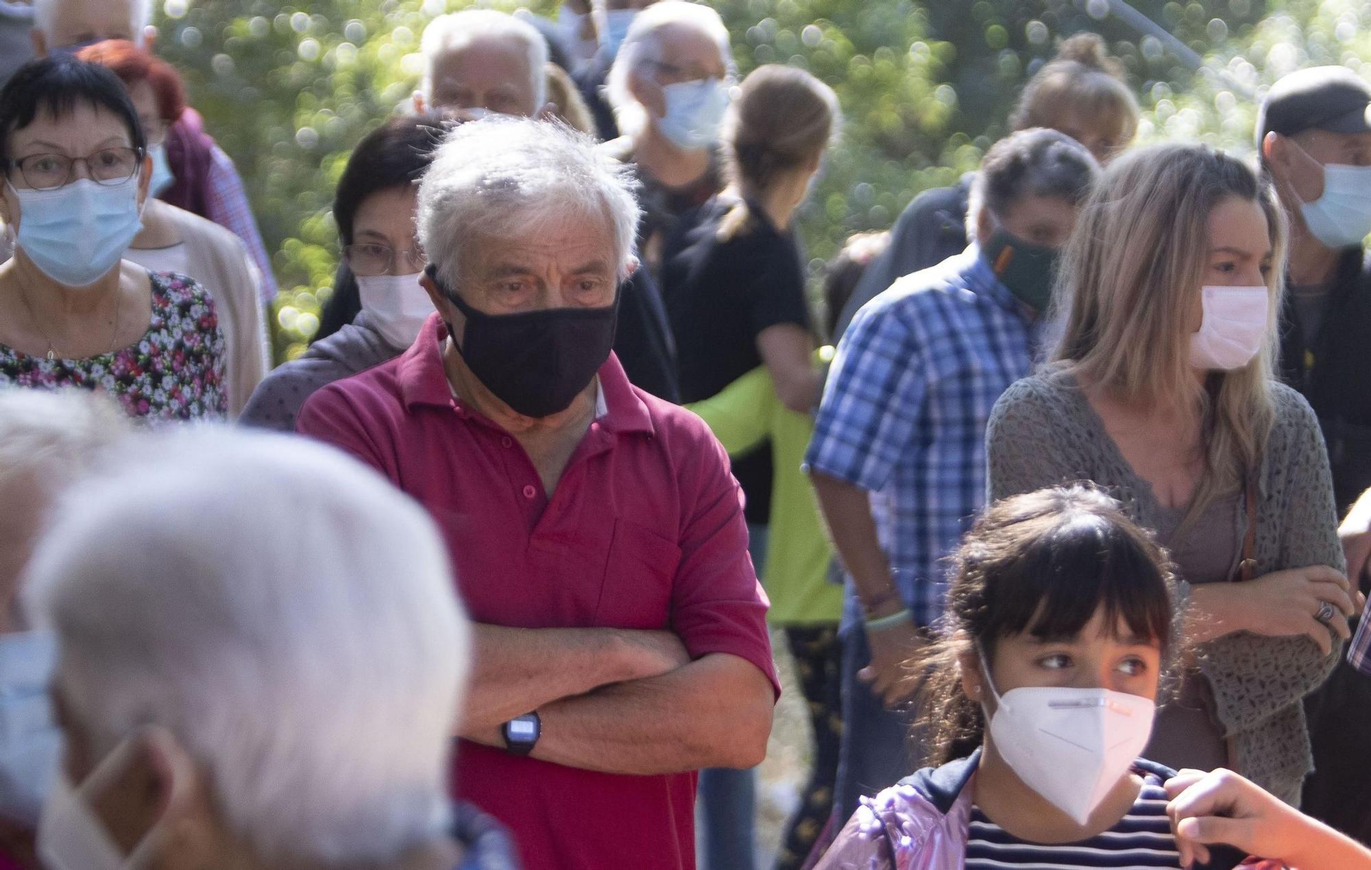 Vecinos de Oencia esperan para hacerse la PCR