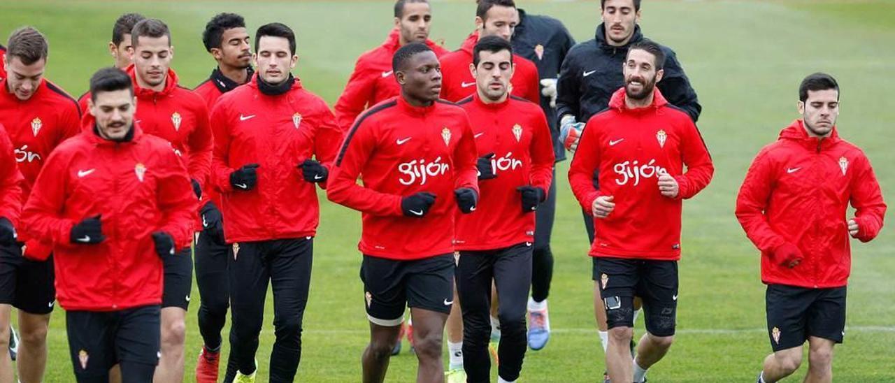 Los futbolistas del Sporting durante el calentamiento en la sesión de ayer.