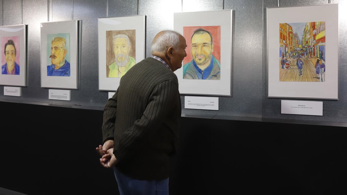 En la exposición &#039;Delicias 22&#039; se exhiben retratos de una esteticien, un barbero, un barrendero y un frutero, entre otros personajes del barrio.