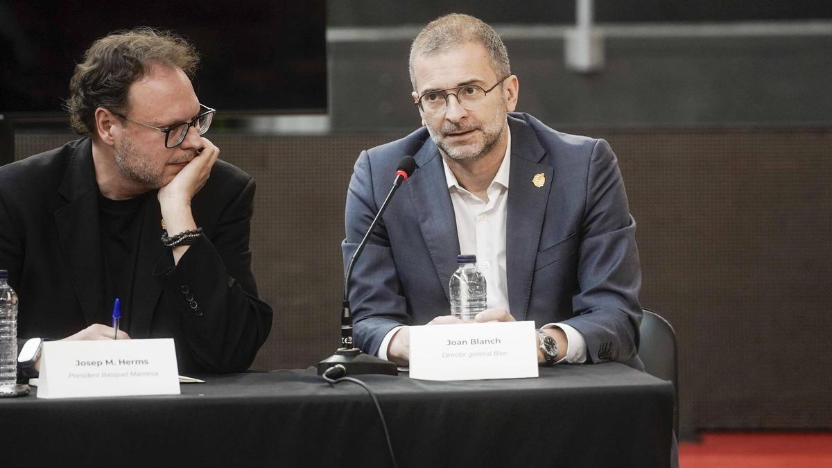 Joan Blanch, a la dreta, durant l'acte de dijous al costat del president del Bàsquet Manresa, Josep Maria Herms