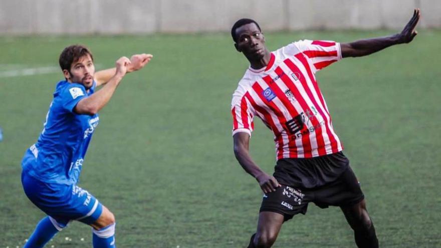 El jugador del Covadonga José Luis, a la izquierda, disputa un balón con Saha, del Siero.