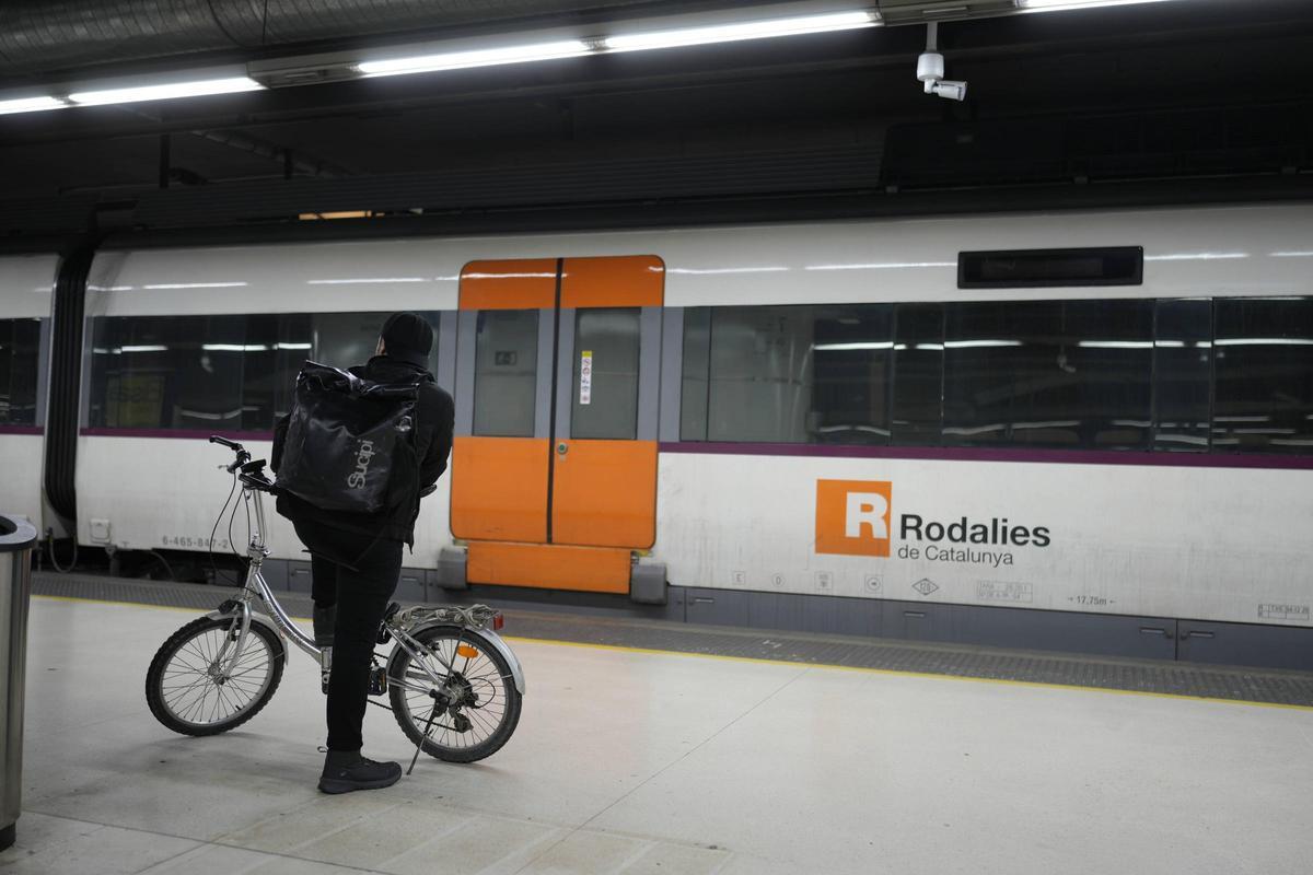 Pasajeros en la estación de Sants de Barcelona, a la espera de que se reanude el servicio de trenes de Rodalies