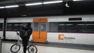 Pasajeros en la estación de Sants de Barcelona, a la espera de que se reanude el servicio de trenes de Rodalies