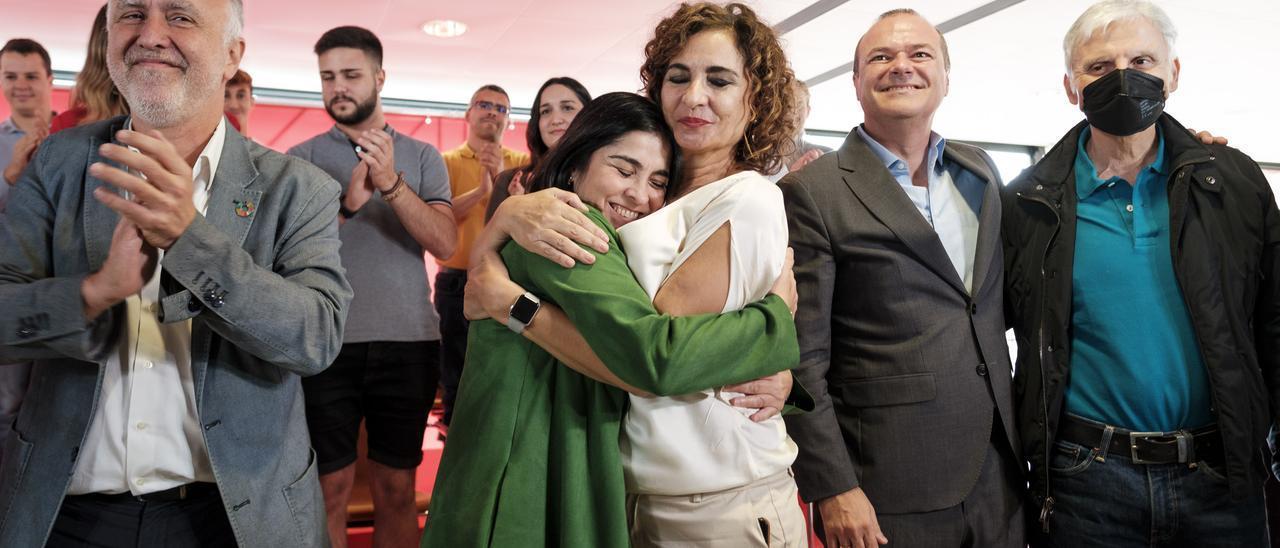 Carolina Darias abraza a María Jesús Montero.