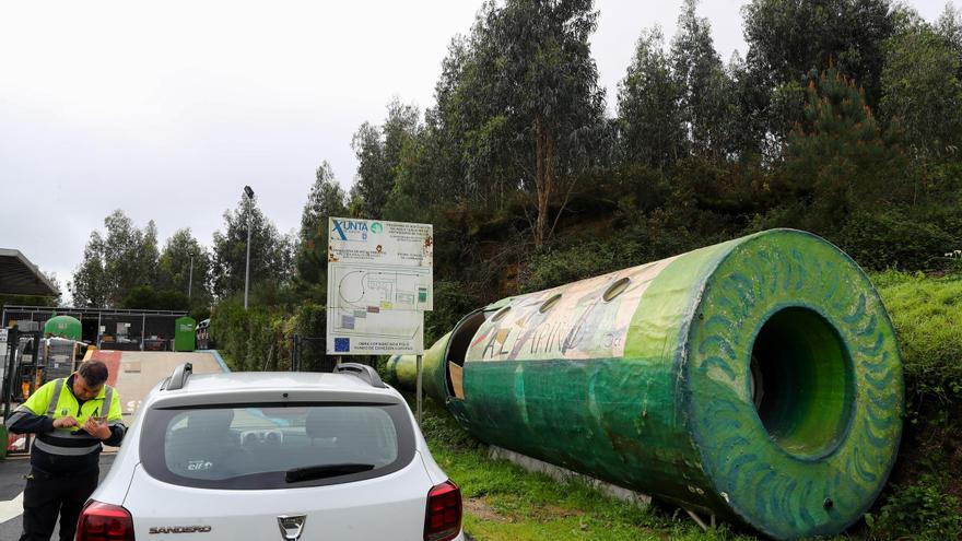 La botella gigante espera su futuro