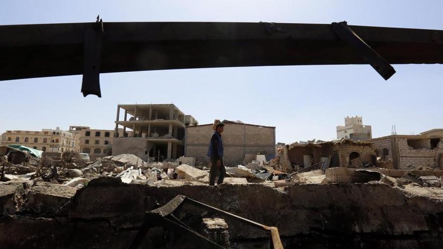 Un hombre camina entre los restos de una explosión en Yemen.