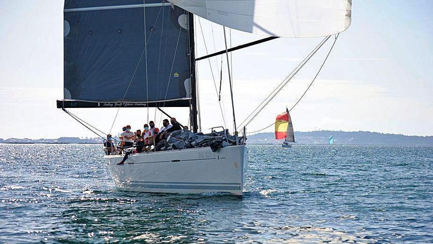 Uno de los barcos participantes durante la prueba.