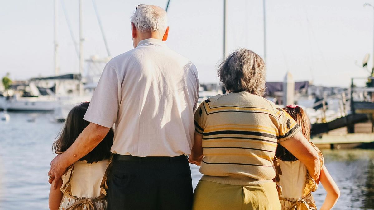 Dos ancianos con sus nietas pequeñas.