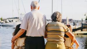 Dos ancianos con sus nietas pequeñas.